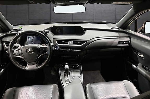 Lexus UX300e 10 of 21