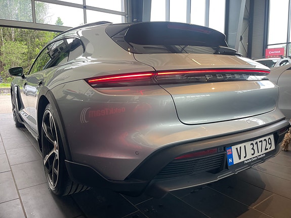 Porsche Taycan Cross Turismo 9 of 18