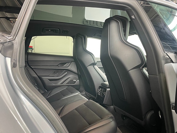 Porsche Taycan Cross Turismo 12 of 18