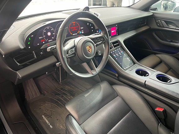Porsche Taycan Cross Turismo 13 of 18