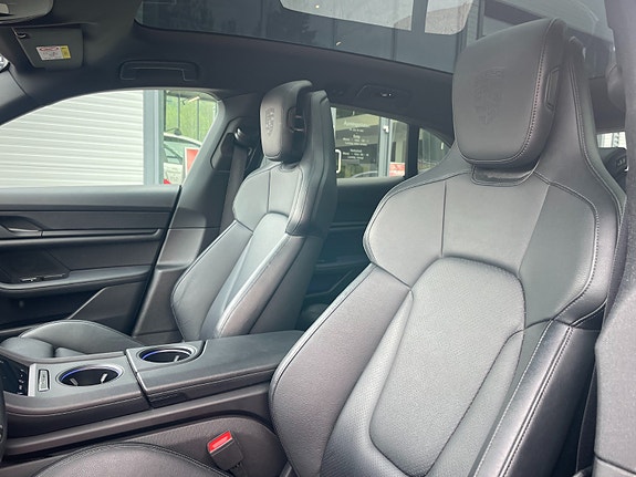 Porsche Taycan Cross Turismo 16 of 18