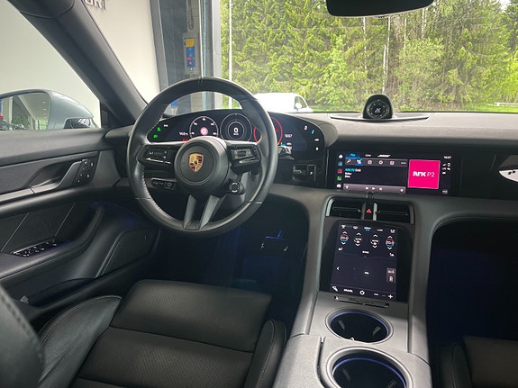 Porsche Taycan Cross Turismo 14 of 18