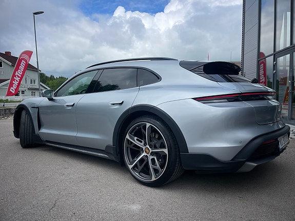 Porsche Taycan Cross Turismo 2 of 18