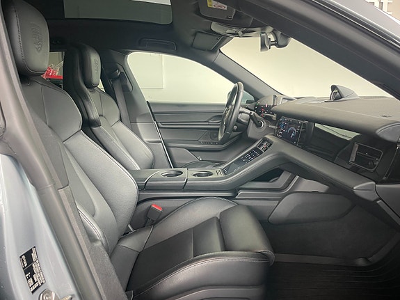 Porsche Taycan Cross Turismo 10 of 18