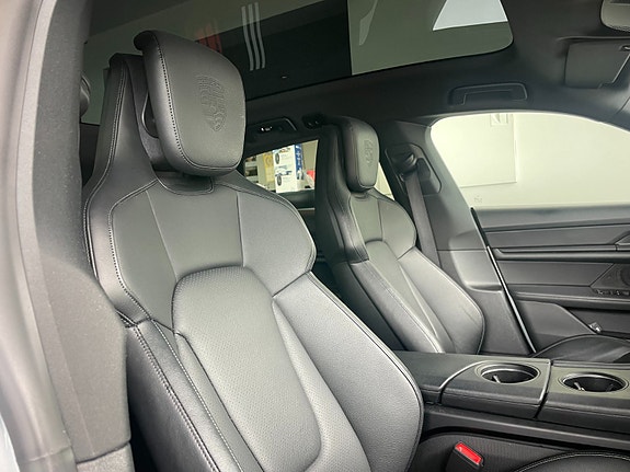 Porsche Taycan Cross Turismo 11 of 18