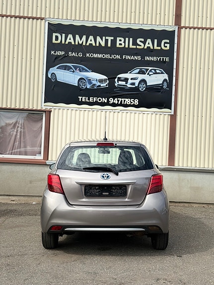 Toyota Yaris 5 of 29