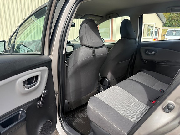 Toyota Yaris 24 of 29