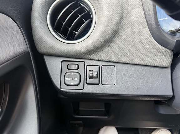 Toyota Yaris 12 of 29