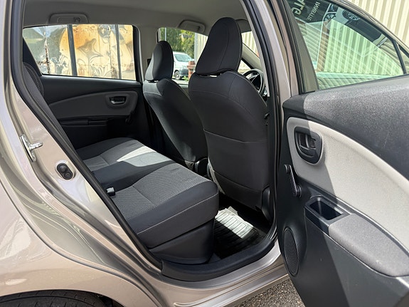 Toyota Yaris 27 of 29
