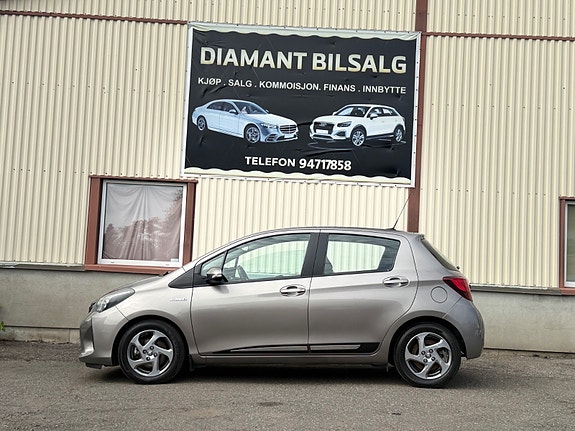 Toyota Yaris 8 of 29