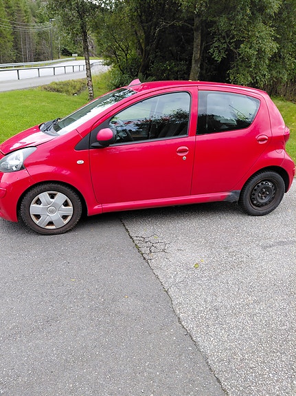 Toyota Aygo 2 of 8