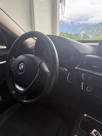 BMW 320i 10 of 15