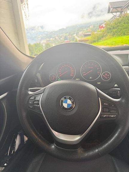 BMW 320i 7 of 15