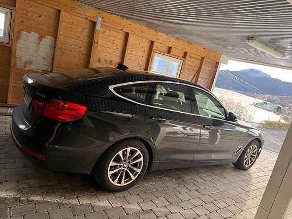 BMW 320i 3 of 15