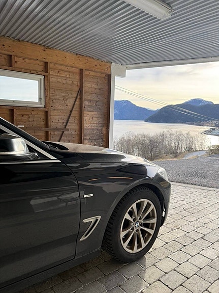 BMW 320i 4 of 15