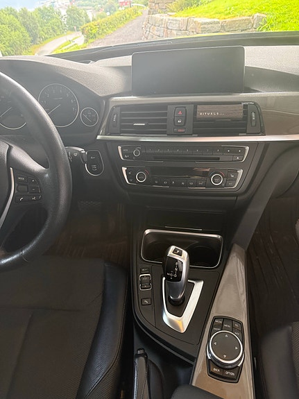 BMW 320i 8 of 15