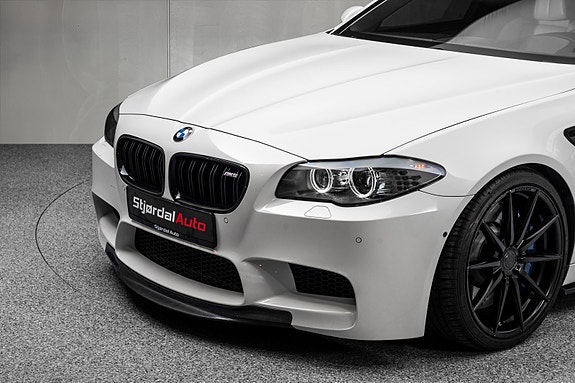 BMW M5 3 of 30