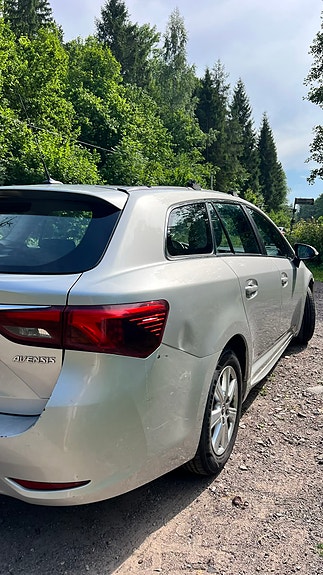 Toyota Avensis 2 of 18