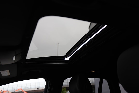 Mercedes-Benz EQC400 15 of 30