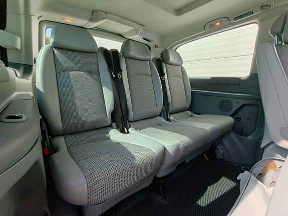 Mercedes-Benz Viano 25 of 30