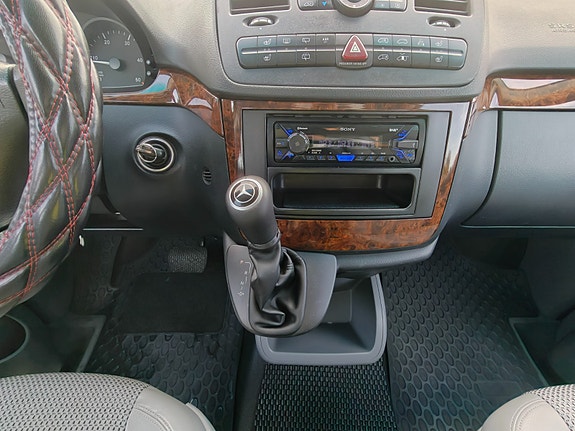 Mercedes-Benz Viano 15 of 30