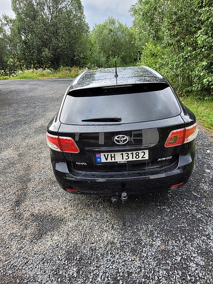 Toyota Avensis 2 of 4