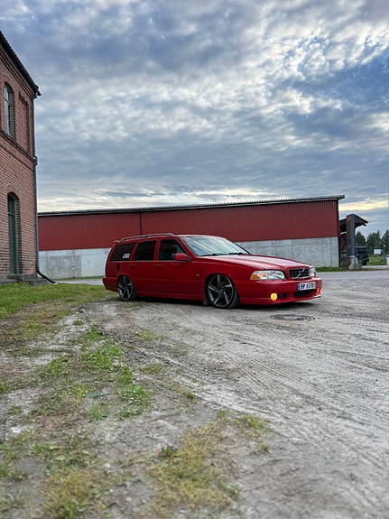 Volvo V70 2 of 30