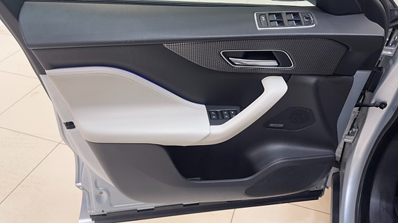 Jaguar F-PACE 13 of 30