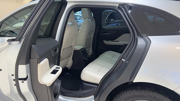 Jaguar F-PACE 14 of 30