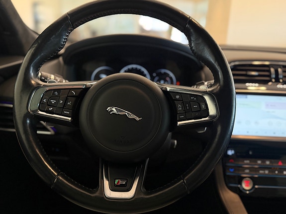 Jaguar F-PACE 28 of 30