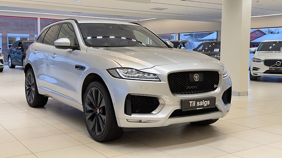 Jaguar F-PACE 4 of 30
