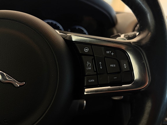 Jaguar F-PACE 27 of 30