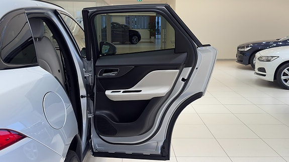 Jaguar F-PACE 17 of 30
