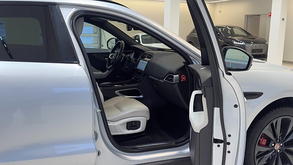 Jaguar F-PACE 18 of 30