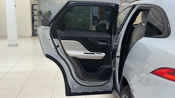Jaguar F-PACE 15 of 30