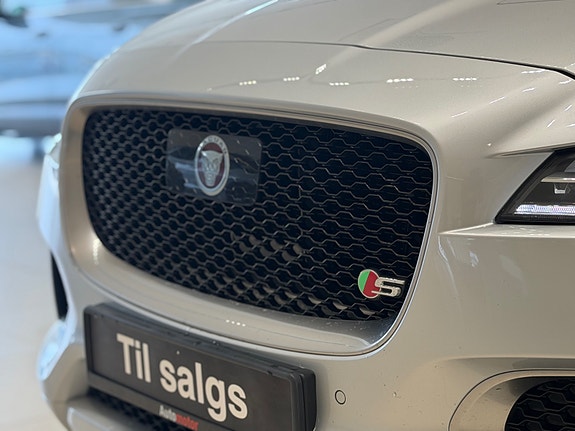 Jaguar F-PACE 5 of 30