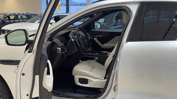 Jaguar F-PACE 11 of 30