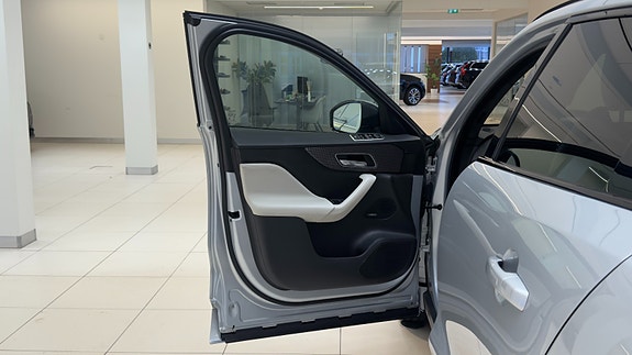 Jaguar F-PACE 12 of 30