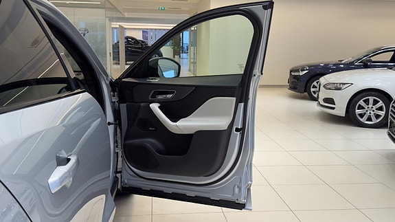 Jaguar F-PACE 19 of 30