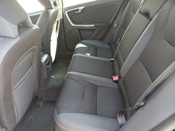 Volvo V60 4 of 16