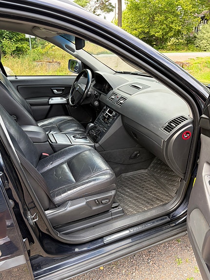 Volvo XC90 10 of 30