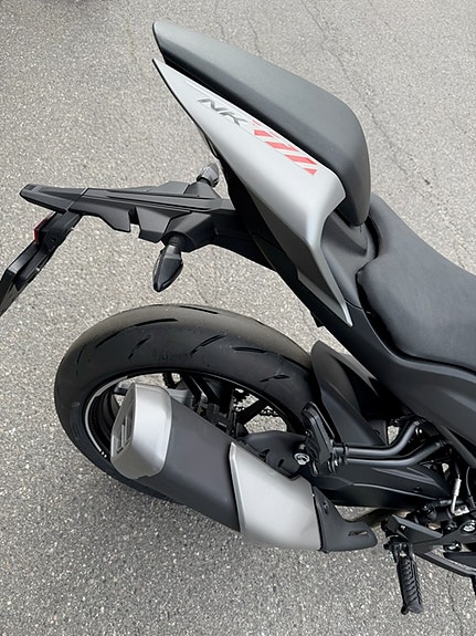 CFMOTO CFMOTO 450NK 2026 A2 - Få med varmeholker og tankveske for kun 2 000kr, kom og se den på AGM Oslo på Alna 4 of 17