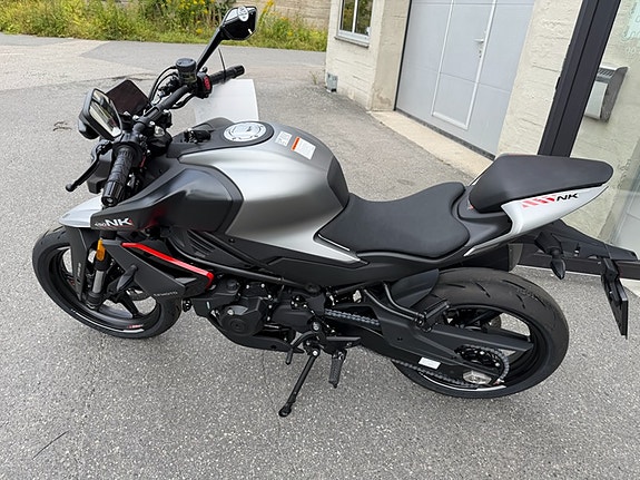 CFMOTO CFMOTO 450NK 2026 A2 - Få med varmeholker og tankveske for kun 2 000kr, kom og se den på AGM Oslo på Alna 2 of 17