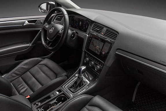 Volkswagen e-Golf VII 25 of 25
