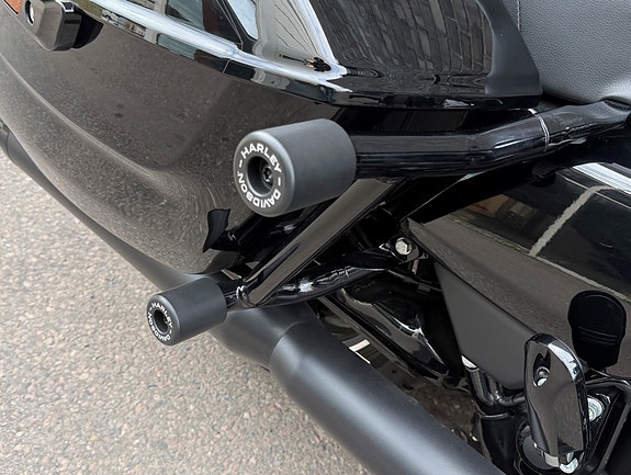 Harley-Davidson FLTRX Road Glide 9 of 17