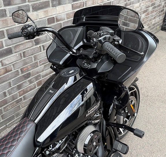 Harley-Davidson FLTRX Road Glide 4 of 17