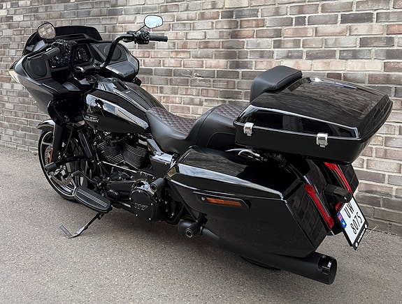 Harley-Davidson FLTRX Road Glide 16 of 17