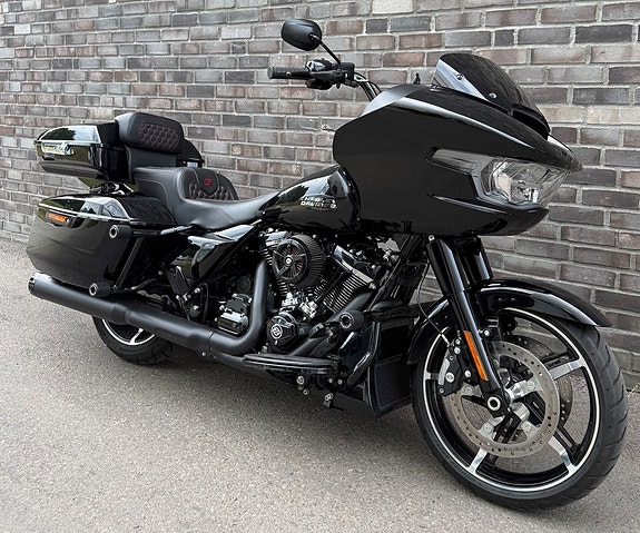 Harley-Davidson FLTRX Road Glide 3 of 17