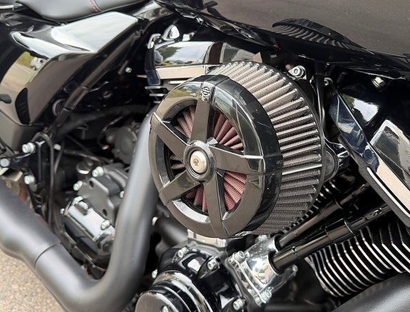 Harley-Davidson FLTRX Road Glide 8 of 17