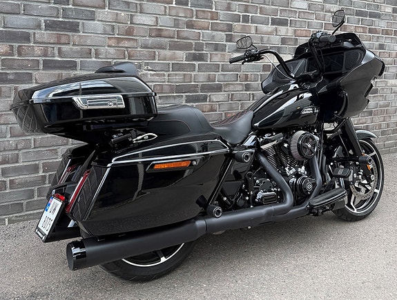Harley-Davidson FLTRX Road Glide 2 of 17